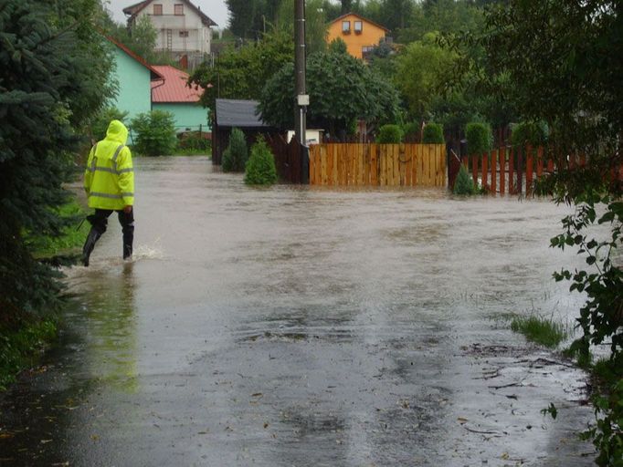 Snímek z Horní Libchavy u České Lípy, kde již od brzkých odpoledních hodin lidé bojují s rozvodněným potůčkem Libchava.