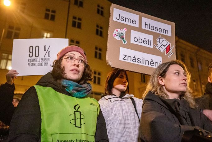 Demonstrace za spravedlnost pro oběti sexuálního násilí před ministerstvem spravedlnosti.