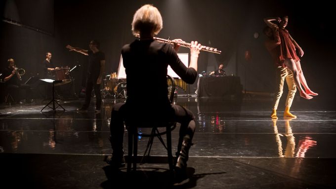 Ukázka z představení Constellations, v němž Orchestr Berg doprovodil taneční Spitfire Company. Foto: Vojtěch Brtnický.