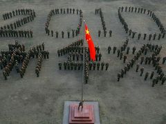 Členové polovojenské policie se pro slavnostní focení seřadili do formace ve tvaru 2010. Snímek pochází ze základny Wu-chan v provincii Chu-pej, čínská písmena pod číslovkou představují ekvivalent přání "Šťastný nový rok".