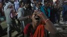 A man pulls the hair of a devotee who is believed to be possessed by evil spirits as she goes into a state of trance at Guru Deoji Maharaj temple during a ghost fair at Malajpur village in Betul district in the central Indian state of Madhya Pradesh January 26, 2013. People from across India come to this fair to be exorcised of �evil spirits�. They are usually brought by relatives and they are most often women. The exorcism involves running around the temple courtyard to make the 'ghost' weak then being beaten by a priest with a broom. Picture taken January 26, 2013. REUTERS/Danish Siddiqui (INDIA - Tags: SOCIETY RELIGION TPX IMAGES OF THE DAY) ATTENTION EDITORS: PICTURE 20 OF 24 FOR PACKAGE 'INDIAN GHOSTBUSTERS' SEARCH 'INDIA GHOST' FOR ALL IMAGES Published: Úno. 5, 2013, 5:10 dop.