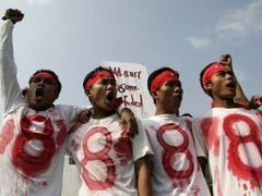 V den výročí největších prodemokratických protestů v historii Barmy se konala řada demonstrací před barmskými zastupitelskými úřady v okolních zemích. Tento snímek byl pořízen v hlavním městě Malajsie Kuala Lumpuru