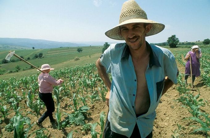 Až bude mít tento muž v domě dva pokoje pro turisty a jeho žena bude pracovat na půl úvazku jako švadlena, může se jim dobře dařit.