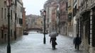 People walk in a flooded street during a period of seasonal high water in Venice November 11, 2012. The water level in the canal city rose to 149 cm (59 inches) above normal, according to local monitoring institute Center Weather Warnings and Tides. REUTERS/Manuel Silvestri (ITALY - Tags: ENVIRONMENT SOCIETY DISASTER) Published: Lis. 11, 2012, 2:35 odp.