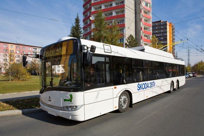 Patnáctimetrový plně nízkopodlažní třídveřový trolejbus, který je určen pro městskou hromadnou dopravu s provozem při nižším i vyšším napájení (600 nebo 750 V DC). První trolejbus Škoda 28 Tr Solaris byl vyroben v roce 2008.