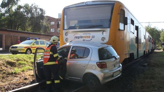 Nepozorná řidička vjela pod vlak