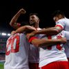 Andreas Samaris slaví se spoluhráči gól Benfiky v LM