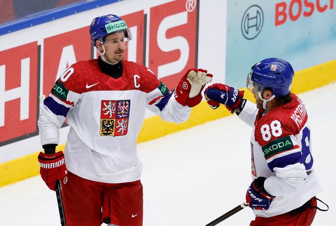 Roman Červenka a David Pastrňák v zápase MS 2025 Česko - Kazachstán