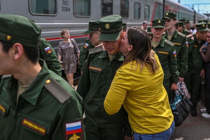 Branci v ruském městě Omsk se před nástupem na vojnu loučí s rodinami.