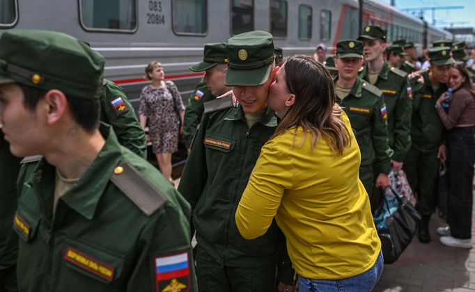 Branci v ruském městě Omsk se před nástupem na vojnu loučí s rodinami.