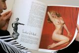 Jeho tahákem byly nahé snímky tehdy nepříliš známé blonďaté herečky Marilyn Monroe, kterou k focení za pár set dolarů přemluvil Hefnerův známý fotograf. Na titulní stránce pak nad hlavou této budoucí "sexbomby století" chybělo i číslo vydání. Na snímku je první číslo magazínu Playboy z roku 1953, na kterém se objevila Marilyn Monroe.