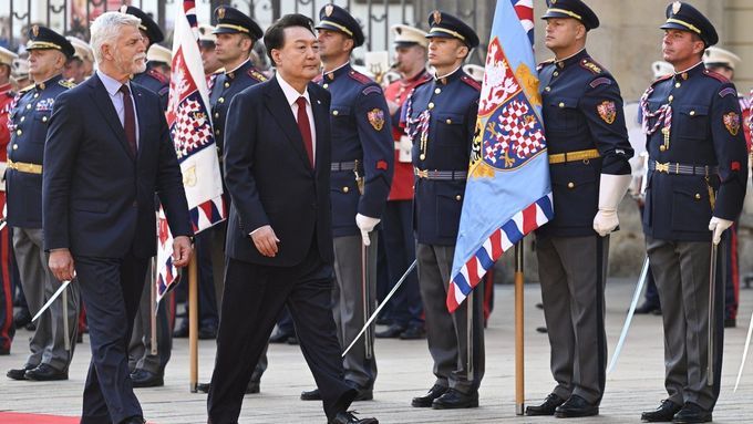 Prezident Petr Pavel a jihokorejský prezident Jun Sok-jol při setkání na Pražském hradě.