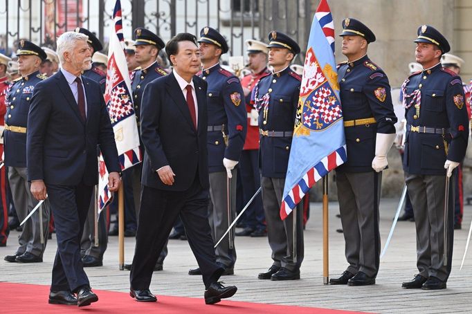 Prezident Petr Pavel a jihokorejský prezident Jun Sok-jol při setkání na Pražském hradě.