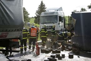 Na Bruntálsku se čelně srazily dva kamiony