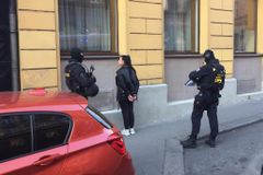 Policie zadržela v centru Prahy čtyři cizince se zbraněmi, nejspíš šlo o makety