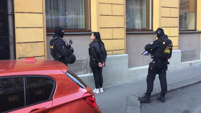 Policie zadržela v centru Prahy čtyři ozbrojené cizince