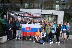 Skupinka lidí, kteří 30. května 2024 protestovali proti chování PPF vůči nejsledovanější slovenské televizi Markíza.