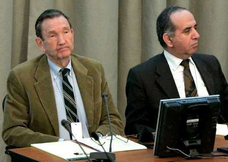 Generální prokurátor Ramsey Clark (vlevo)