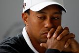 Tiger Woods na tiskové konferenci střídal vážné pohledy...