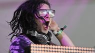 Americký producent Skrillex je první americkou hvězdou klubového žánru dubstep a jeho "metalové" efekty subbasových ataků se vloni staly dominantním trendem taneční hudby (k malé radosti žánrových puristů). Bývalý zpěvák emo kapely From First to Last debutoval sólo v roce 2009 a ke slávě mu pomohl kolega DJ Deadmau5, na jehož labelu vydal o rok později úspěšné EP Scary Monsters and Nice Sprites. K metalu má vůbec blízko, vloni asistoval kapele Korn při natáčení alba The Path of Totality. Za své relativně krátké působení na hudební scéně nastřádal už úctyhodných 15 milionů dolarů (necelých 310 milionů korun).