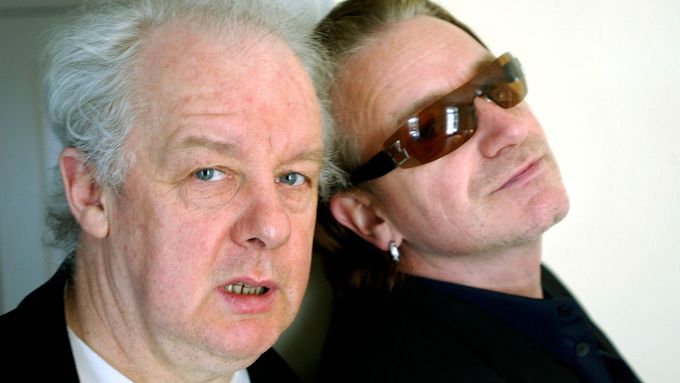 Irský režisér Jim Sheridan (vlevo) se zpěvákem Bonem, 2004.
