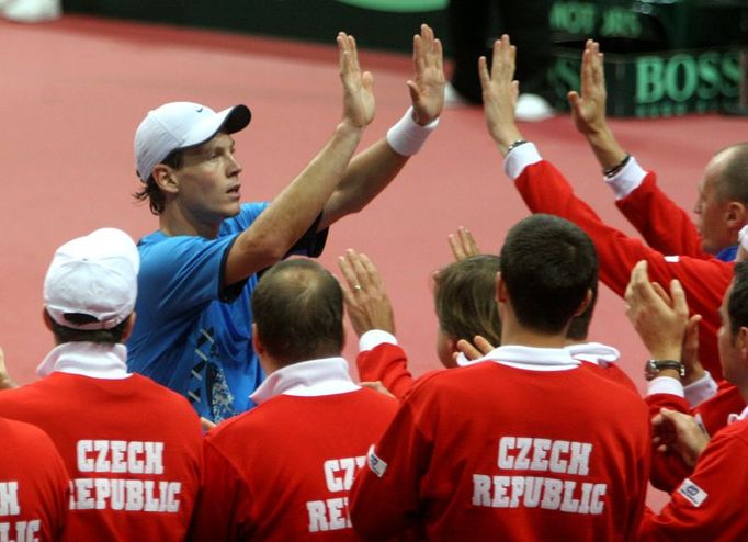 Tomáš Berdych se zdraví s kolegy v týmu poté, co získal pro Českou republiku první bod v utkání proti Belgii.