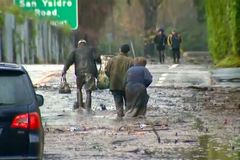 Záplavy a bahno po prudkých lijácích mají v Kalifornii třináct obětí. Mnoho lidí se pohřešuje