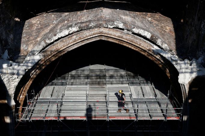 Rekonstrukce Notre Dame v Paříži dva roky po požáru, duben 2021