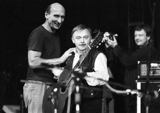 Autor článku Jiří Černý (vlevo) s Karlem Krylem 3. prosince 1989 na Koncertu pro všechny slušný lidi v pražské Sportovní hale.