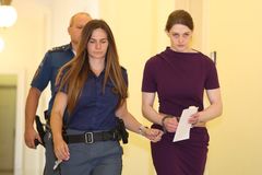Za vraždu vůdce sekty uložil soud seniorce a zubařce 13 a 12 let vězení
