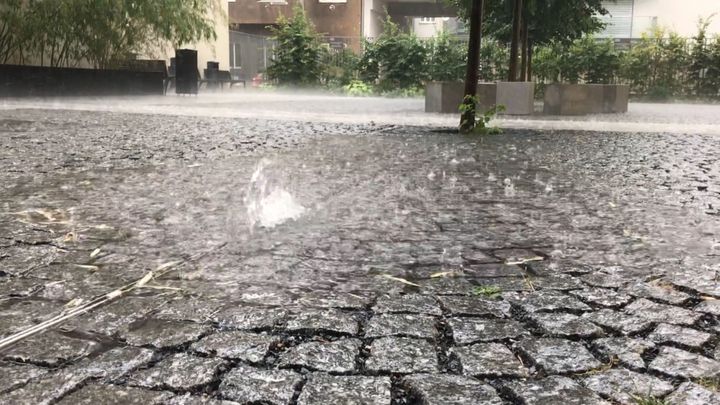 Přívalový déšť v Praze ochromil dopravu, zpoždění nabraly tramvaje i autobusy