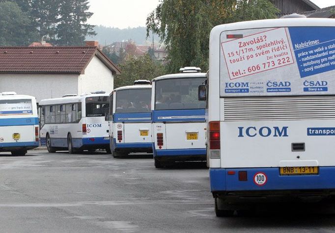 Dnes čekají lidé na autobusy před vlakovým nádražím na nástupištích pod širým nebem.