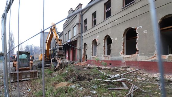 Druhý život nádraží. Lidé z nich chtějí muzea či klubovny, stát je však raději bourá