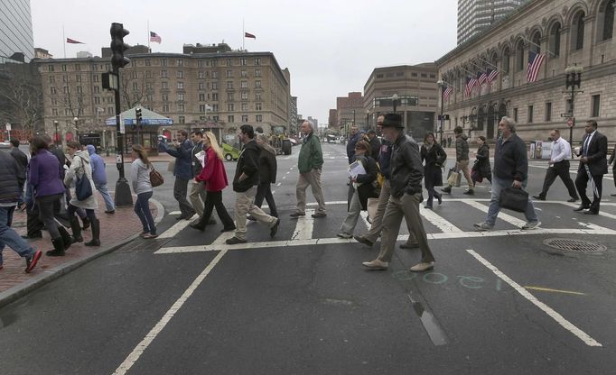 Residents, employees and business owners are escorted across Darmouth Street as they return to Boylston Street ahead of the city re-opening the area to the general public in Boston, Massachusetts April 23, 2013. The street has been closed since last week's bombings at the Boston Marathon finish line. REUTERS/Pat Greenhouse/Boston Globe/Handout (UNITED STATES) Published: Dub. 23, 2013, 8:30 odp.