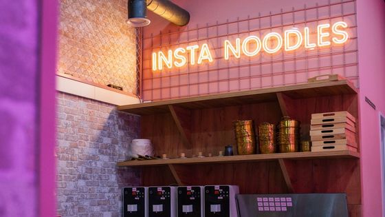 Nudle v Brně: žádná obsluha, jídlo z pytlíku, zážitek ze seriálu. A přece je plno