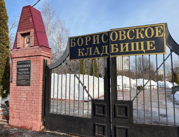 Brána Borisovského hřbitova na jihu Moskvy