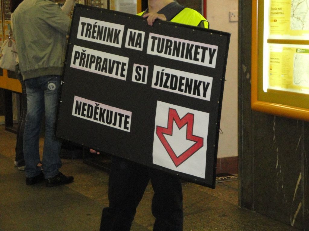 Pirátská akce proti turniketům v metru