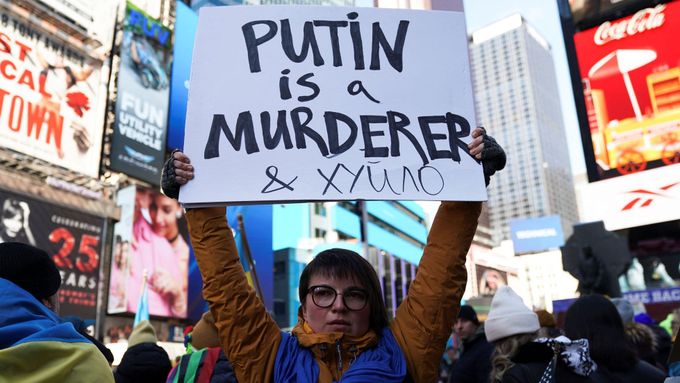 Jedna z newyorských demonstrací proti ruskému vraždění na Ukrajině.