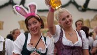 Pro ženy a dívky je téměř povinným úborem dirndl s jeho hlubokým výstřihem.