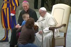 Autistický chlapec utekl matce, šel si hrát s papežem. Pobavil Františka i celý sál