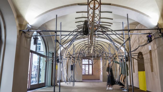 Z přehlídky výtvarných děl Art Index Pop-up v pražském paláci Bellevue. Na snímku velrybí kostra Dominika Langa.