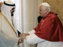 Saúdský král Abdalláh a papež Benedikt XVI. ve Vatikánu. Papež dostal darem meč.