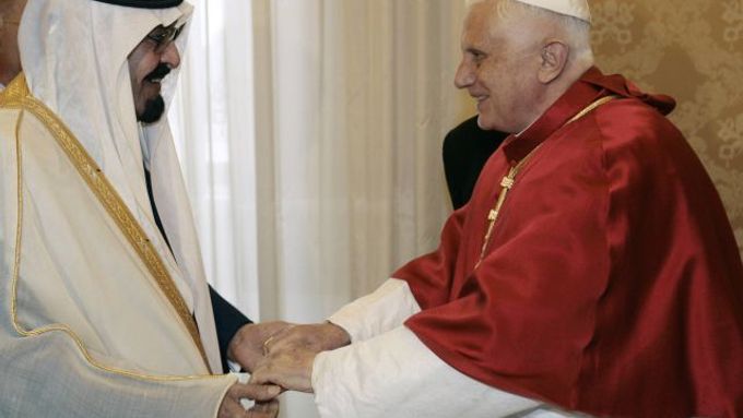 Papež Benedikt XVI. a král Abdalláh se zdraví ve Vatikánu.
