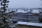 V Praze v posledních letech sníh v zimě příliš nebývá, v noci na čtvrtek ale přece něco napadlo. A to jak ve Vršovicích...