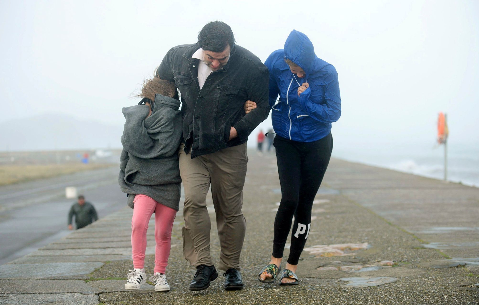 Rodina v Irsku během řádění bouře Ophelia.