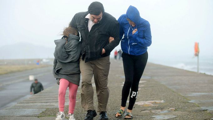 Rodina v Irsku během řádění bouře Ophelia.