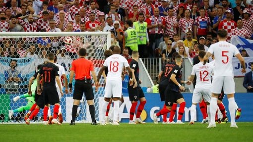 Kieran Trippier dává gól v semifinále MS 2018 Chorvatsko - Anglie
