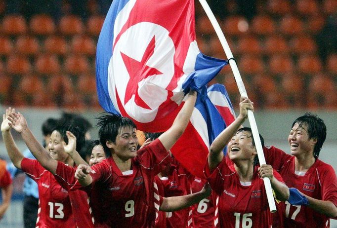 Fotbalistky Severní Koreje slaví titul na MS žen do 20 let. Ve finále rozdrtily Čínu 5:0.