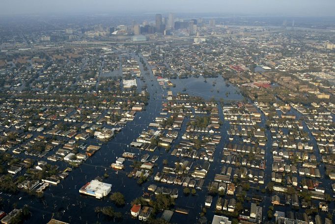 Letecký snímek zatopeného New Orleans poté, co se přes město přehnal hurikán Katrina. Snímek je z 1. září 2005.