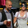 Bayern Mnichov na Oktoberfestu 2015: trenér Pep Guardiola a manželka Cristina
